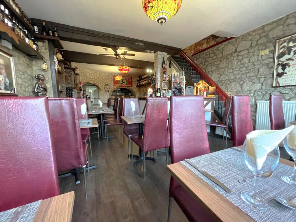 Lot: 52 - FREEHOLD RESTAURANT WITH LIVING ACCOMMODATION OVER -